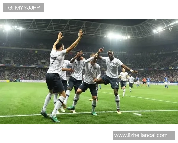 全球足球明星集结：九宫格呈现顶级球员风采与经典瞬间